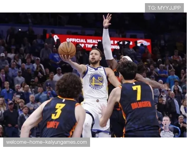 勇士三分手感火热，库里连续命中关键投篮，库里38分勇士双杀